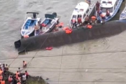 贵州游船侧翻惊魂时刻，事发时遭遇14级阵风，游客生死瞬间！