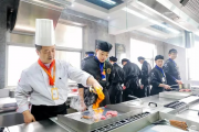 少年梦圆厨艺炉，男孩放弃二本选择大专学烹饪的华丽转身