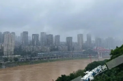 重庆各地气象台连发8个预警，山城开启暴雨模式，市民出行需谨慎