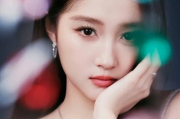 关晓彤左手无名指戴戒指，引发网友热议，真相竟然是…