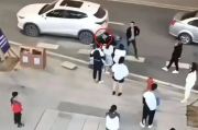 当街殴打女子事件反转，官方证实系夫妻矛盾引发