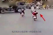 飞车党紧追吓哭小女孩，警方迅速响应展开调查