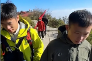 泰山陪爬小伙，忙疯了也赚疯了，徒步导览服务成热门新职业