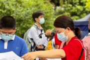 多方回应，小伙为救同学错过考试，社会关爱与规则教育并行