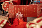 上海夫妻独具匠心，3.8万定制婚书见证爱情传奇