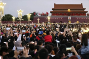 五一假期天安门广场游人如织，共庆祖国华诞