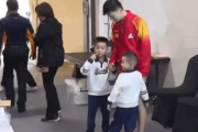 马龙一家四口倾情观战CBA总决赛，共度篮球盛宴