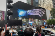 成都春熙路巨型3D蛇惊现街头，逼真程度引发网友热议与争议