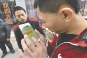 尴尬与歧视，盲人眼球缺失者办卡遭无视，被要求睁眼验证身份