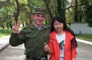 中俄友谊新篇章，俄士兵学说中文热情洋溢，与中国女生互动比心温馨感人