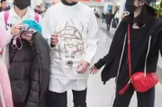 吴磊意外之举引发关注，不小心拉开姐姐袖子拉链，温馨瞬间感动网友
