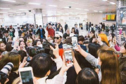 狂热粉丝为追星举动惊动机场，知名男团机舱通道被堵引发热议