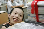 生命的最后定格，病重男孩与全班拍毕业照次日离世