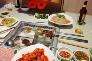 95后小情侣海底捞办婚礼，餐费仅花2万多，浪漫又实惠！