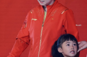 孙颖莎躺下的汗水印出China字样，诠释中国乒乓球的坚韧与荣耀