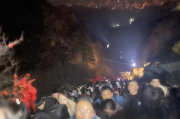 五一凌晨3点泰山，人潮涌动，泰山之巅的凌晨奇观