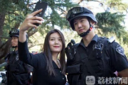 南昌特警暖心举动，持续接单为游客拍照，成为城市风景线