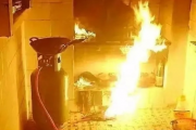悲剧发生！女子安装燃气罐操作失误引发爆炸，全身75%烧伤，教训深刻！