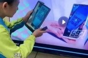 小学生创新购物方式，手持二维码轻松买煎饼，科技改变生活！