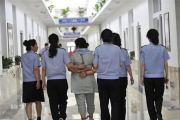 女子服刑10年即将出狱，父母病逝留孤独背影