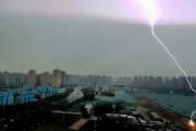 西安夜空惊现雷雨交加大闪电，壮丽景象引市民围观