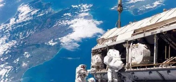 美宇航员回家，天上事已了，地上事没完—揭秘太空归来后的生活挑战