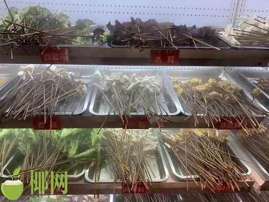 湖南一烧烤店创新推出10元50串麻辣竹签，食客争相品尝！