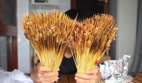 湖南一烧烤店创新推出10元50串麻辣竹签，食客争相品尝！