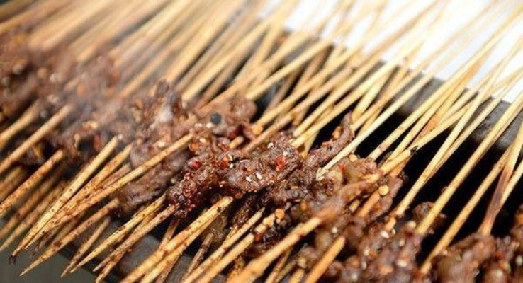 湖南一烧烤店创新推出10元50串麻辣竹签，食客争相品尝！