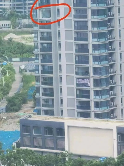 中介看房不慎进入施工区踩空坠亡，行业安全警钟再次敲响