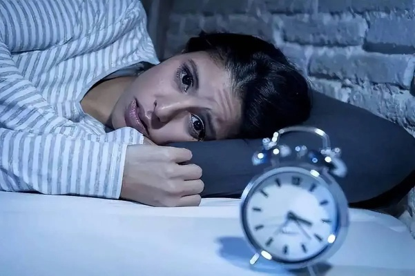 夜间频繁醒来，医生建议，超过半小时无法入睡，请起床活动！