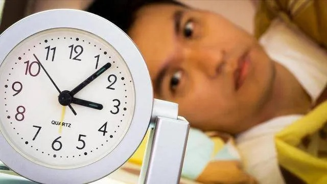 夜间频繁醒来，医生建议，超过半小时无法入睡，请起床活动！