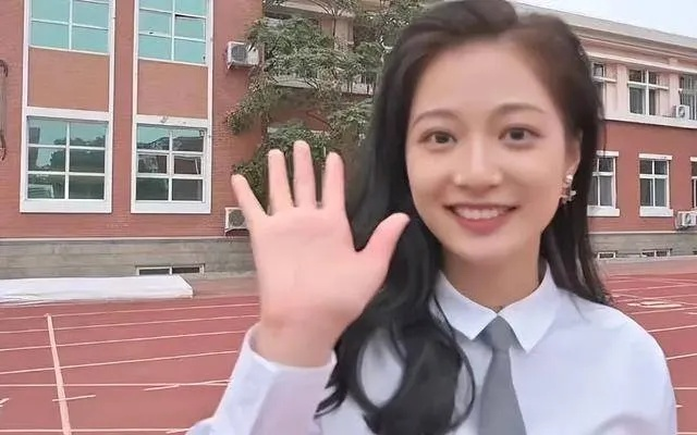 冯琳念错李昀锐名字引发热议，明星口误背后的故事与反思