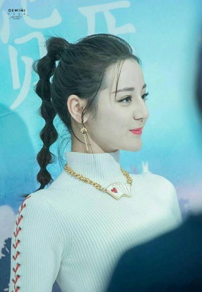 迪丽热巴侧边丸子头，演绎时尚新潮流