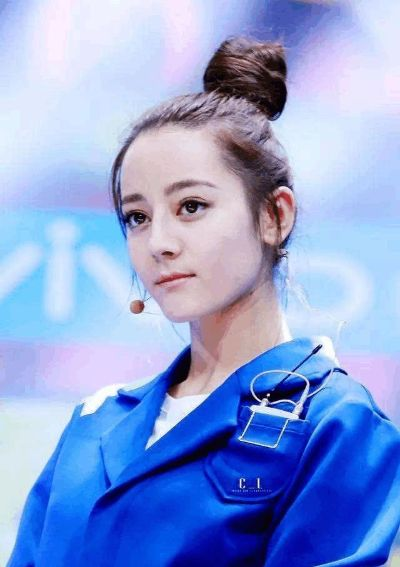 迪丽热巴侧边丸子头，演绎时尚新潮流