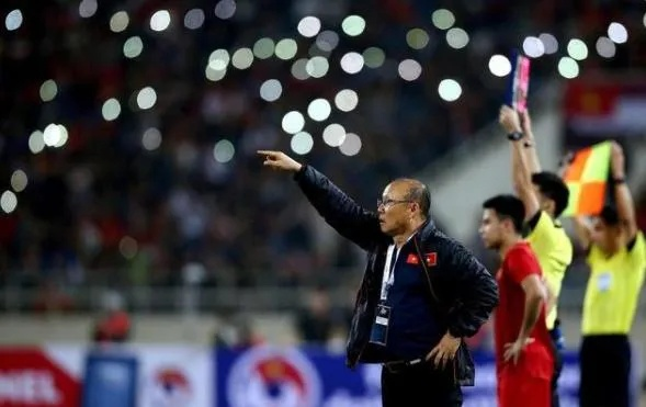 国足激战沙特，主裁判确认判罚引发热议！