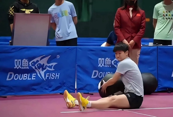 孙颖莎全运会热身拉崩弹力带，备战状态火力全开