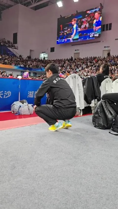 孙颖莎全运会热身拉崩弹力带，备战状态火力全开
