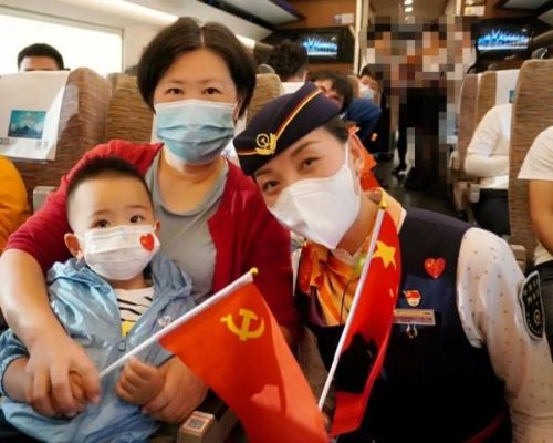 高铁邂逅，男子出差途中偶遇列车长妻子的温馨故事