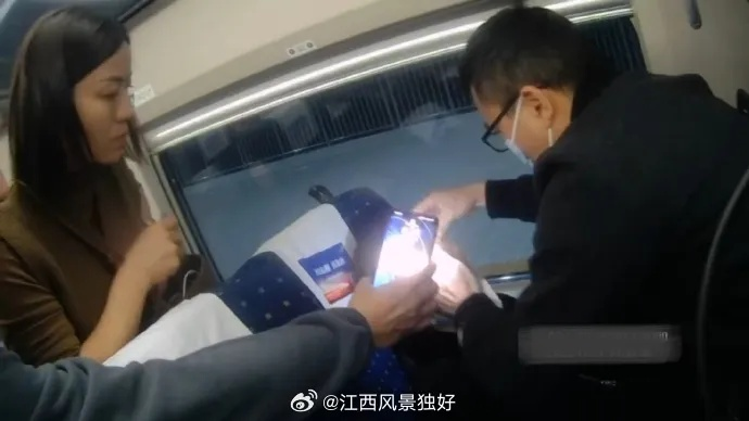 高铁邂逅，男子出差途中偶遇列车长妻子的温馨故事