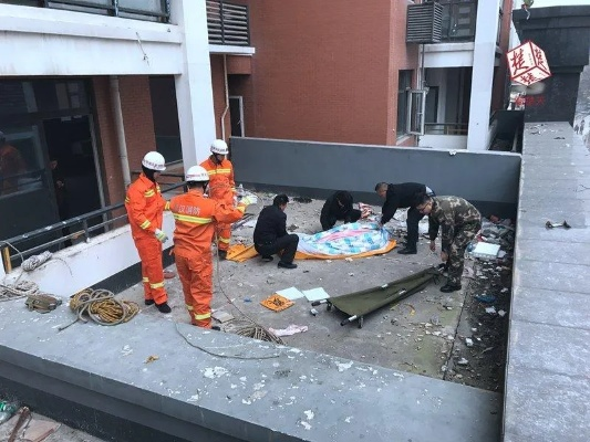 中介看房进入施工区踩空坠亡，安全意识缺失引发悲剧