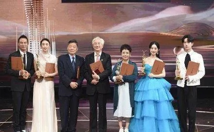 刘亦菲的男主们齐聚一堂，共同送上获奖祝福，温馨瞬间感动网友