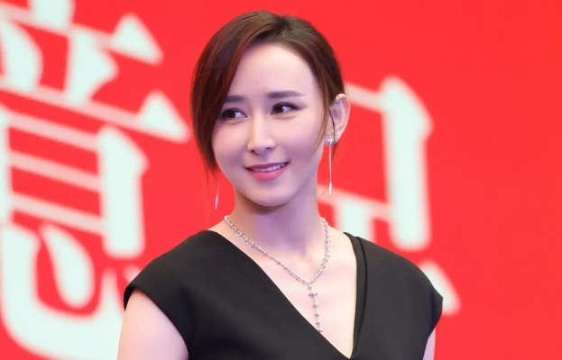 胡静老公因中国退烧方式惊慌失措，欲报警引发社会热议