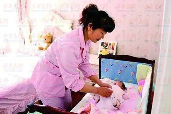 月嫂下户躲卧室抱着宝宝流泪，背后故事令人动容