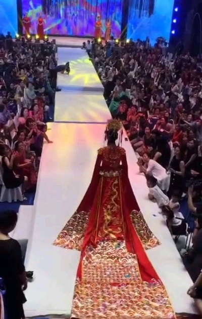 新娘身穿9.9米非遗婚服惊艳亮相，传统之美绽放婚礼现场