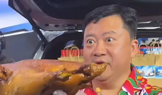 卤鹅哥高速口温情投喂，游客感叹家乡味浓情更浓