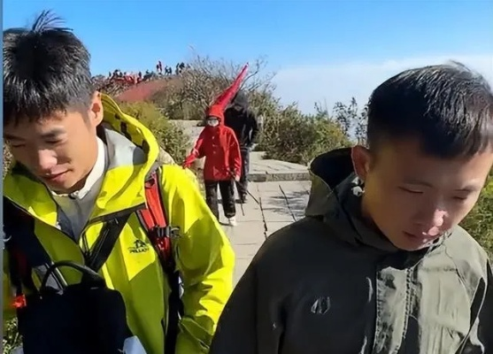 泰山陪爬小伙，忙疯了也赚疯了，徒步导览服务成热门新职业