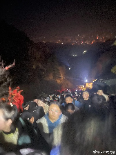 五一凌晨3点泰山，人潮涌动，泰山之巅的凌晨奇观