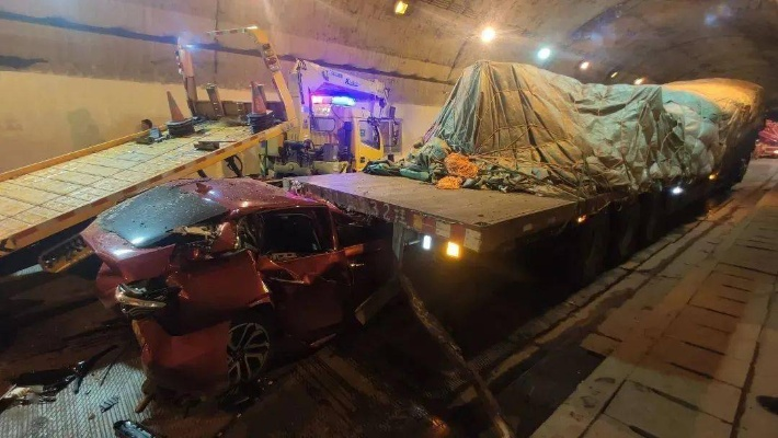 福建一隧道突发事故，4辆车连环相撞，现场情况令人堪忧