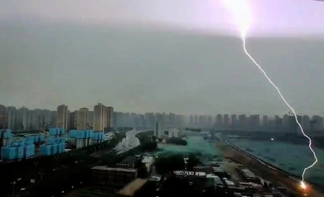西安夜空惊现雷雨交加大闪电，壮丽景象引市民围观